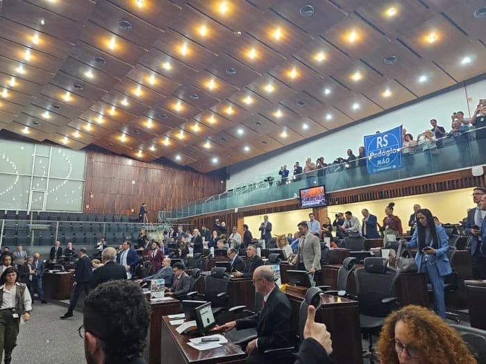 Assembleia aprova auxílio para órfãos de vítimas de feminicídio no RS