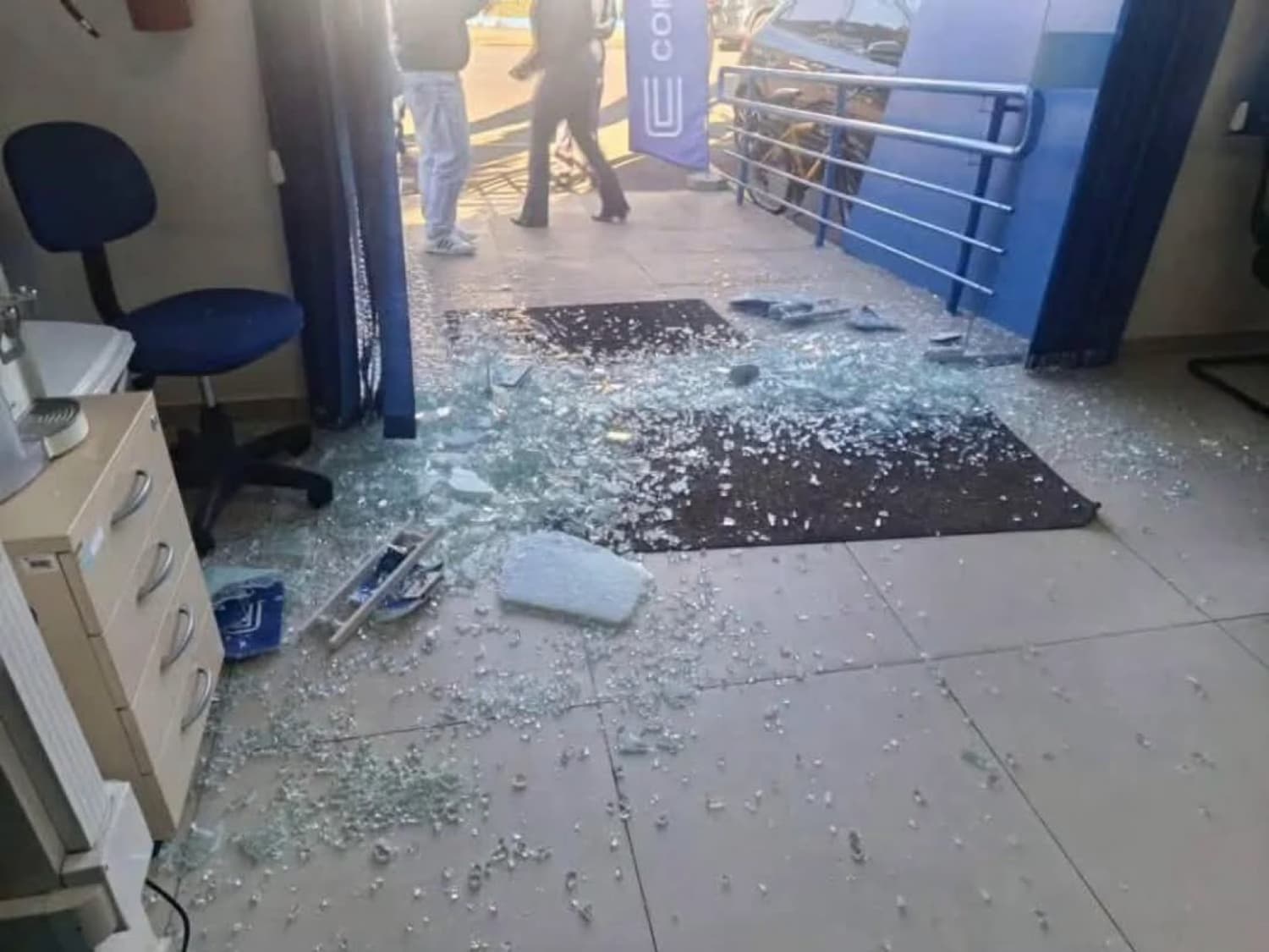 Mulher ataca escritório da Corsan com martelo após falta de água em Passo Fundo
