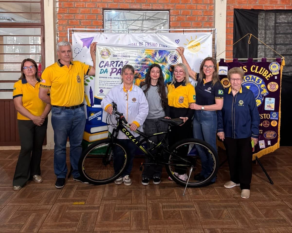 Lions Clube sorteia bicicleta entre estudantes participantes do Concurso Cartaz da Paz