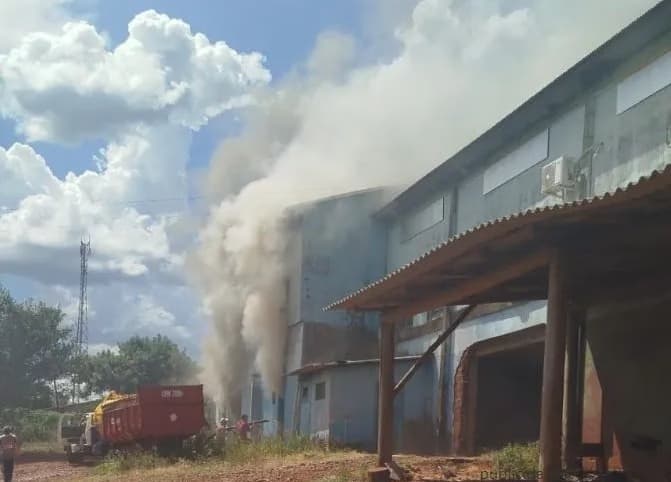 Incêndio deixa prejuízos em prédio público de secretarias em Bom Progresso