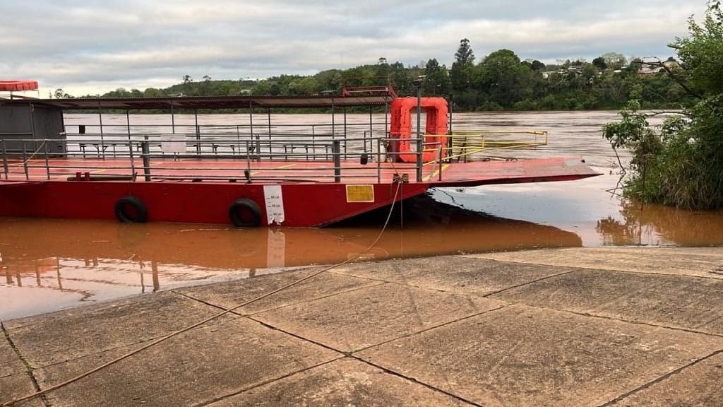 Travessia de balsa entre Brasil e Argentina em Porto Soberbo segue suspensa nesta sexta