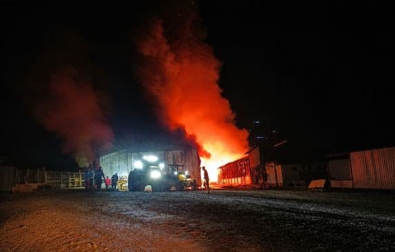 Incêndio destrói galpões com máquinas agrícolas no interior de Nova Candelária
