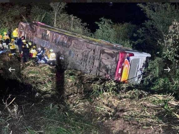 Ônibus com destino ao Paraguai tomba em ribanceira e deixa três mortos na SC-492
