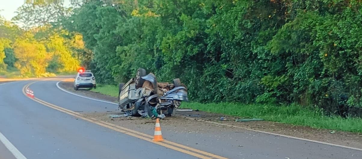 Quatro pessoas ficam feridas após veículo capotar na RS-210