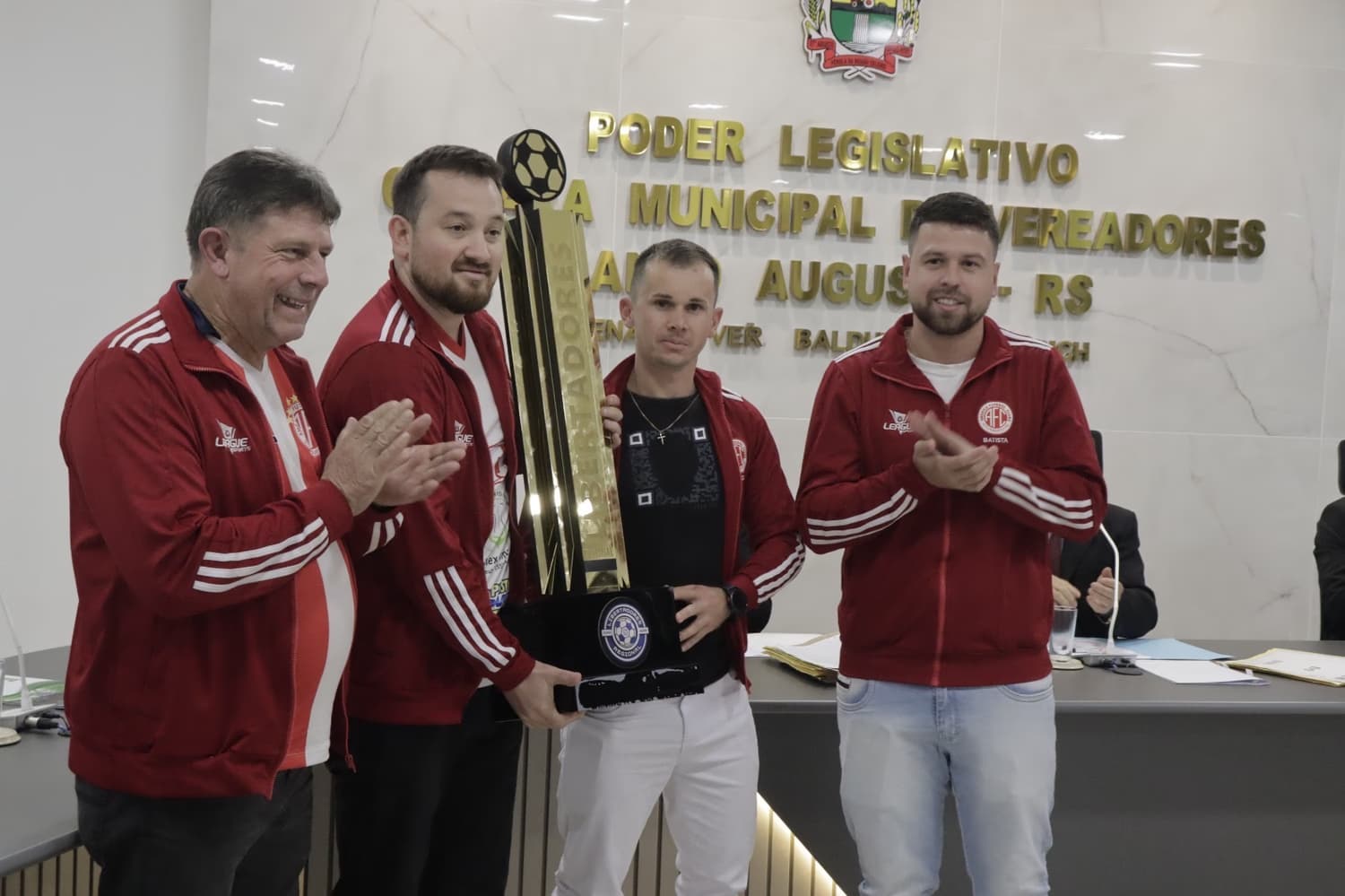 América recebe taça das mãos de Sandro Sotilli e homenagem na Câmara após título da Libertadores Regional