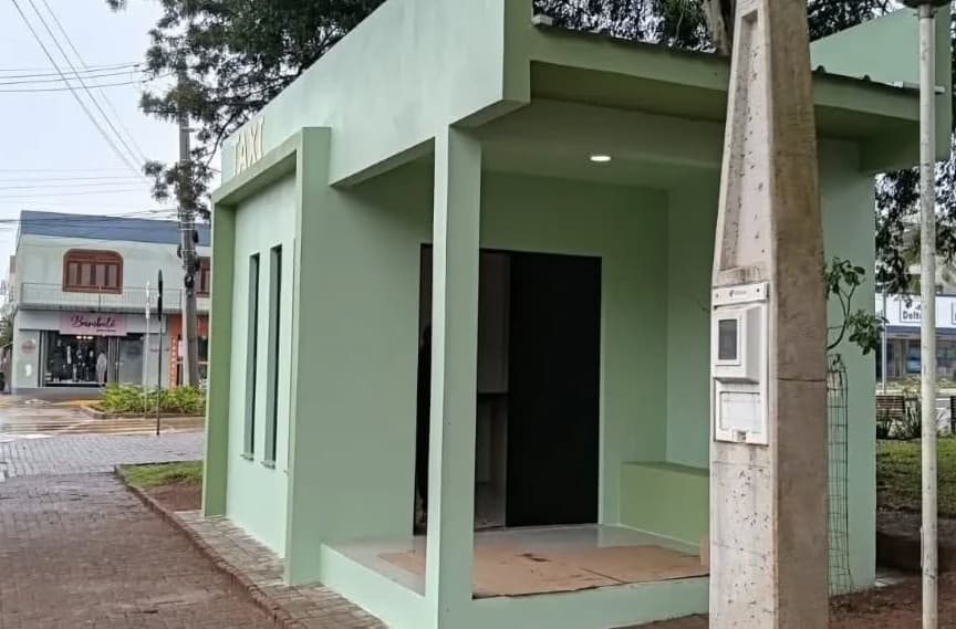 Prefeitura entrega novo espaço para taxistas na Praça Pompílio Silva