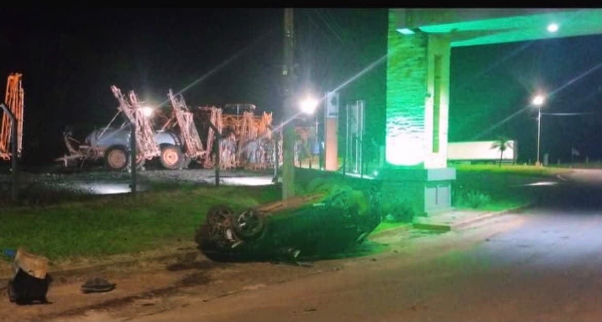 Carro capota no trevo de acesso a Santo Augusto e deixa dois feridos